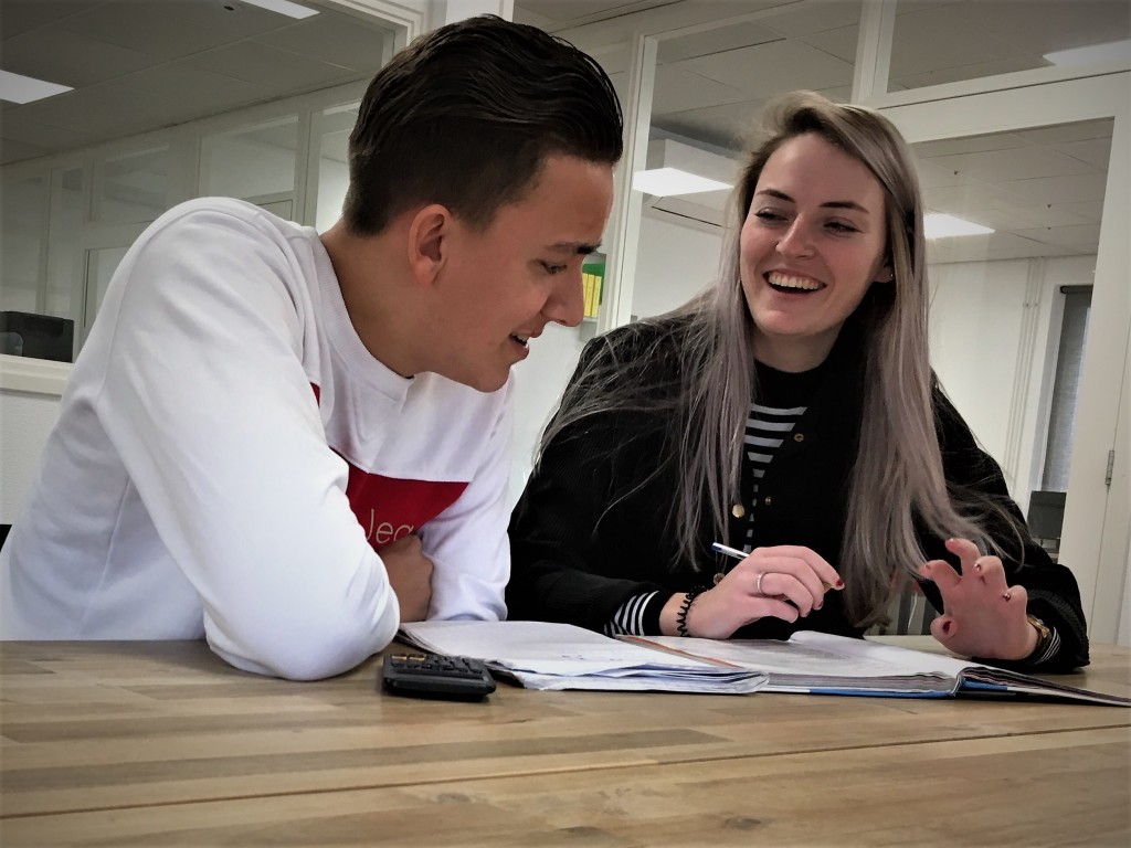 Isabelle begeleidt een leerling naar het examen